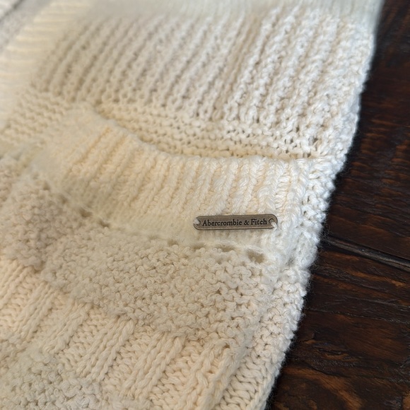 Abercrombie & Fitch. Cardigan. Size Small. - Picture 3 of 4
